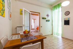 Dining - Comfortable three-room apartement in Santa Lucia (Napoli)