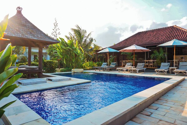 Outdoor pool, pool umbrellas, sun loungers - Uluwatu Jungle Villa (Pecatu)