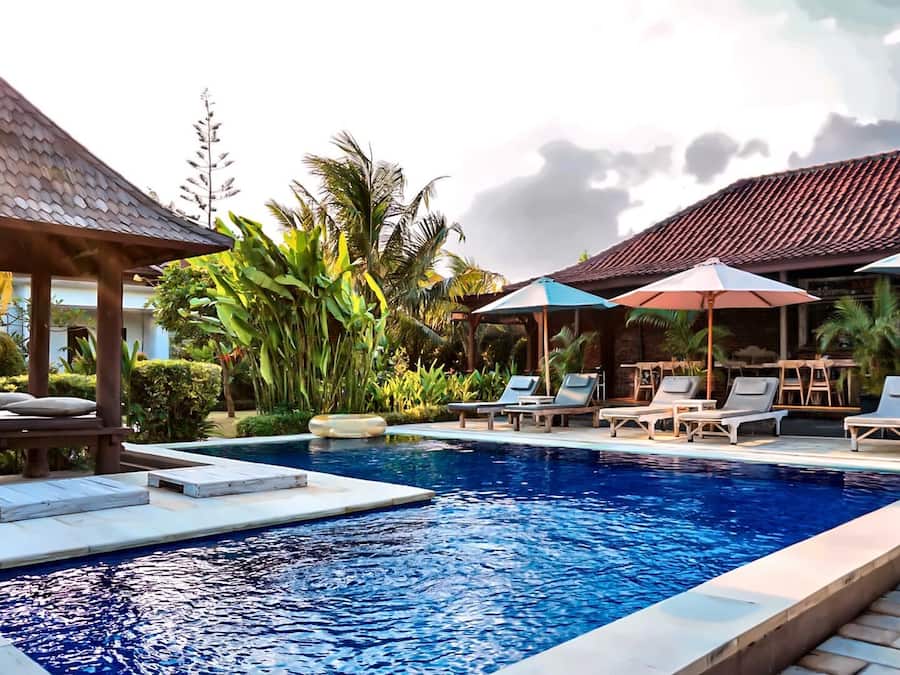 Piscina externa, guarda-sóis, espreguiçadeiras