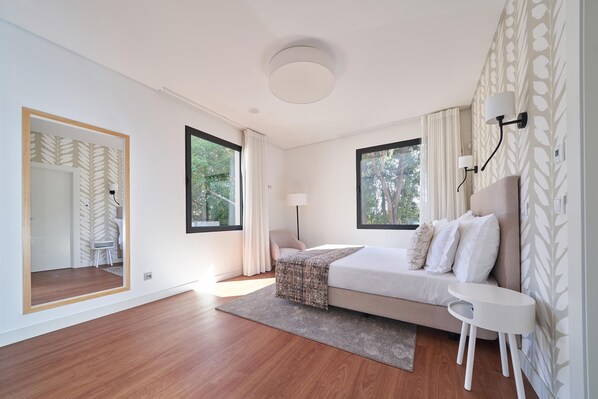 4 bedrooms, iron/ironing board, internet, bed sheets