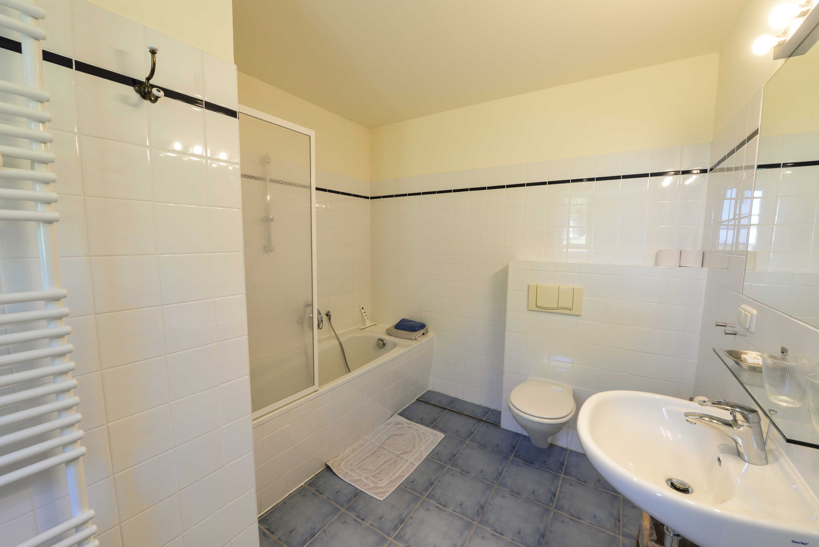 Ein Badezimmer mit Badewanne, Toilette und Waschbecken.