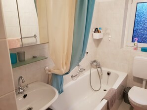 Căn hộ | Phòng tắm | Bồn tắm, đồ dùng nhà tắm miễn phí, máy sấy tóc, khăn tắm