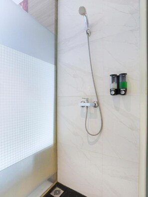Shower, free toiletries, towels - The Regia Tambun By Ultimo (Cikarang)