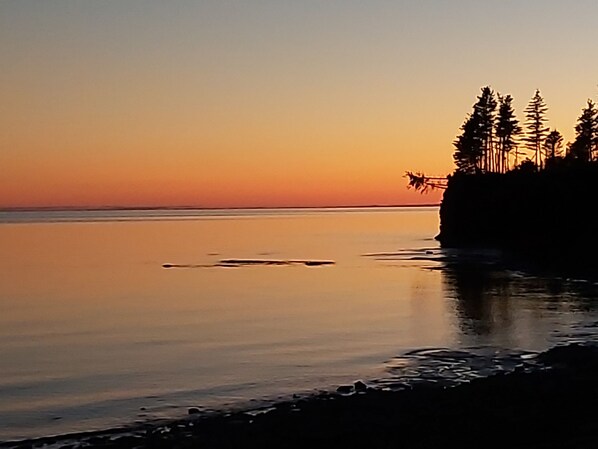 Nära stranden, solstolar och strandhanddukar