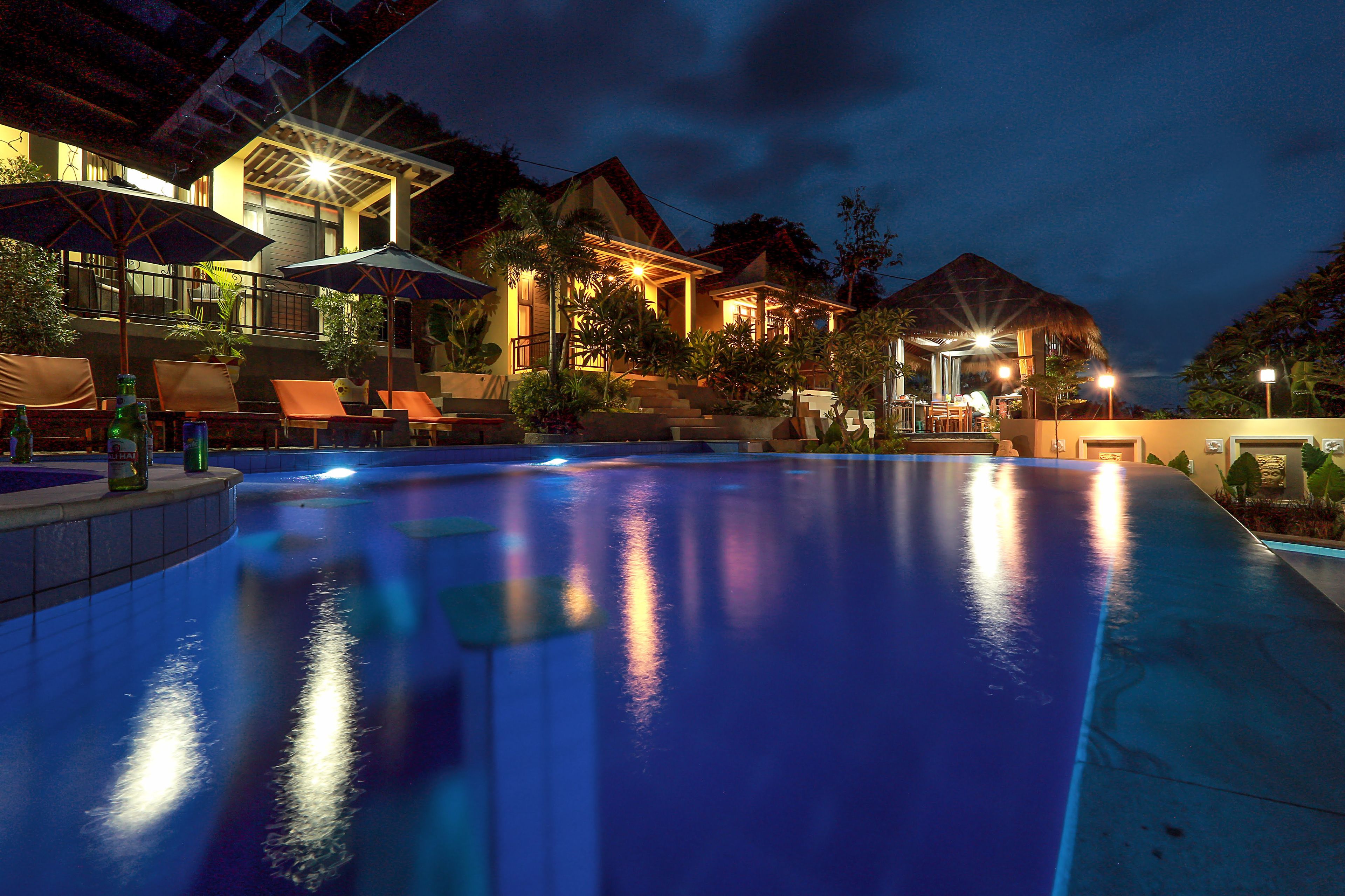 Una piscina al aire libre, tumbonas