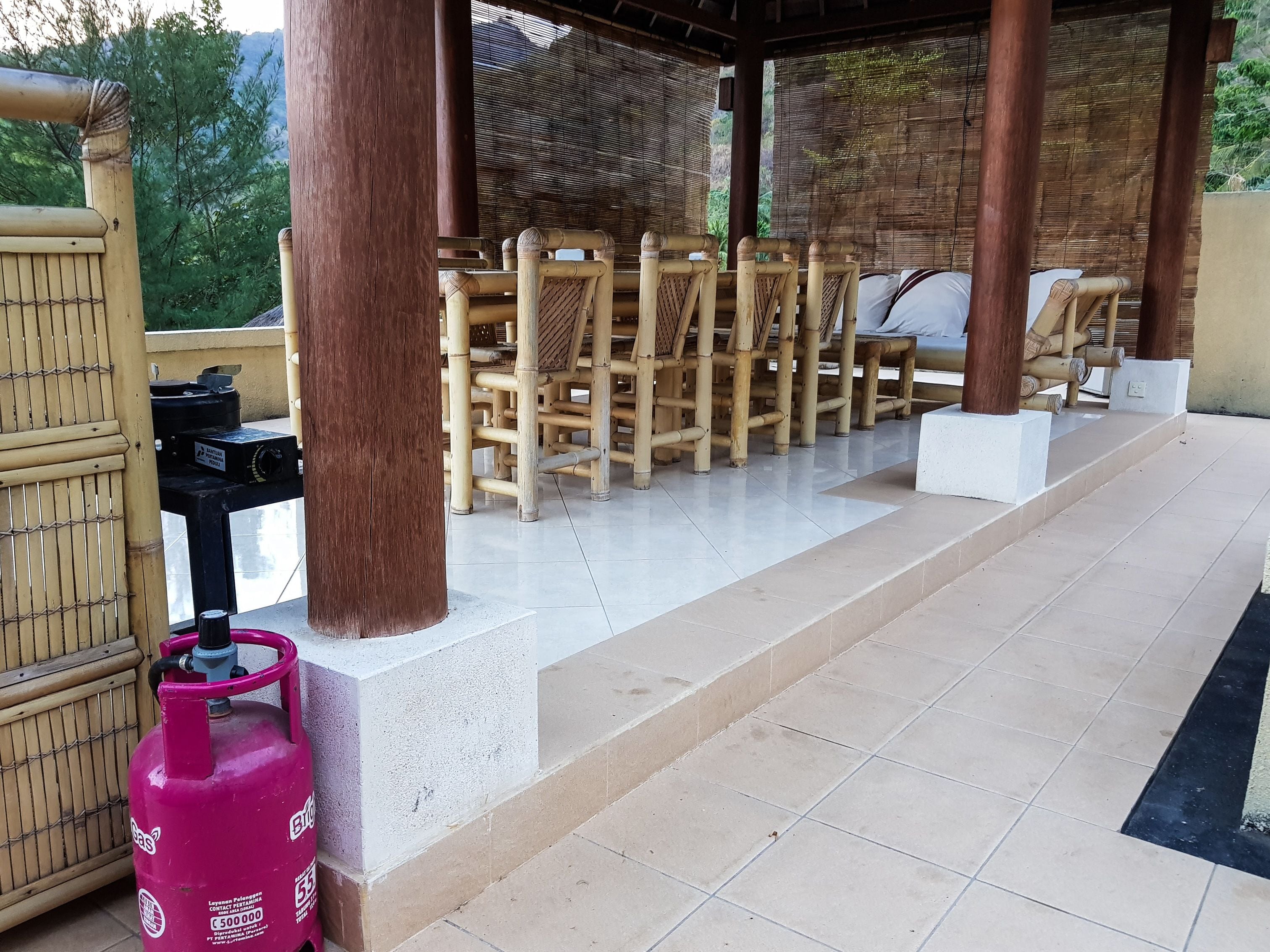 Villa ejecutiva, 2 habitaciones, vistas a la piscina, junto a la piscina | Restaurante al aire libre | Se sirven desayunos, almuerzos y cenas