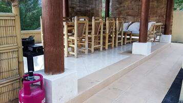 Villa ejecutiva, 2 habitaciones, vistas a la piscina, junto a la piscina | Restaurante al aire libre | Se sirven desayunos, almuerzos y cenas