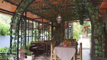 Spécialités Cuisine locale et internationale