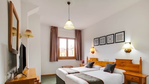 Twin Room | Desk, iron/ironing board (on request), WiFi (free), bed sheets