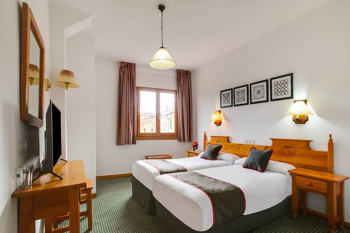 Twin Room | Desk, iron/ironing board (on request), WiFi (free), bed sheets