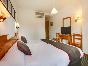 Habitación con 2 camas individuales | Escritorio, tabla de planchar con plancha, wifi gratis y ropa de cama