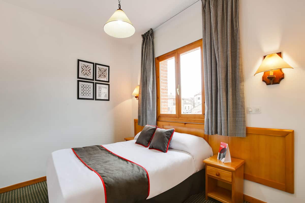 Double Room | Desk, iron/ironing board (on request), WiFi (free), bed sheets