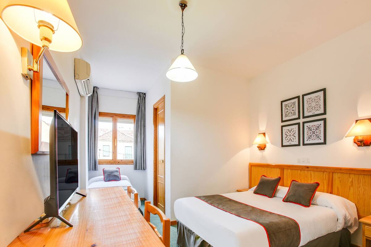 Triple Room | Desk, iron/ironing board (on request), WiFi (free), bed sheets