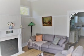 Smart TV, fireplace, DVD player, video library - Katoomba Green Gables - Tranquility so close (Katoomba)