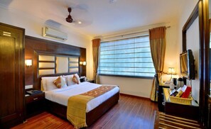 Kamar Deluks | Minibar, brankas, meja kerja, dan setrika/meja setrika