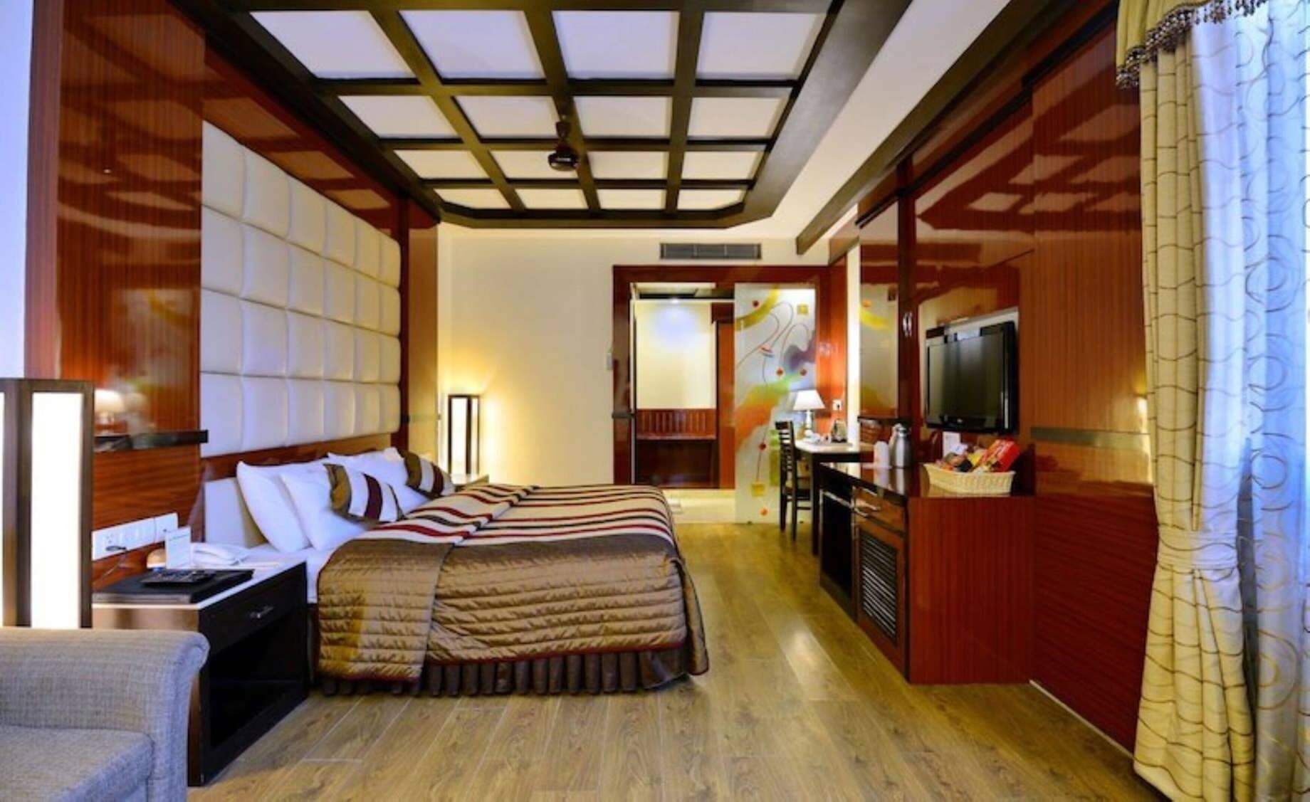 Minibar, in-room safe, desk, iron/ironing board