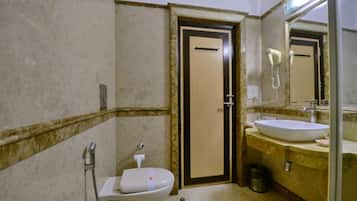 Royal Suite | Bathroom | Shower, rainfall showerhead, free toiletries, towels