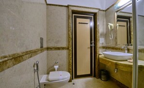 Suite Royal | Kamar mandi | Shower, pancuran hujan, perlengkapan mandi gratis, dan handuk