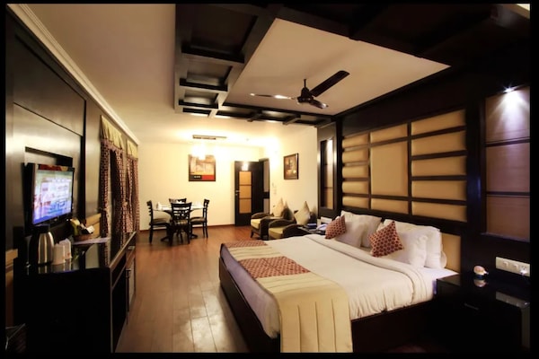 Exclusive Suite | Minibar, in-room safe, desk, iron/ironing board