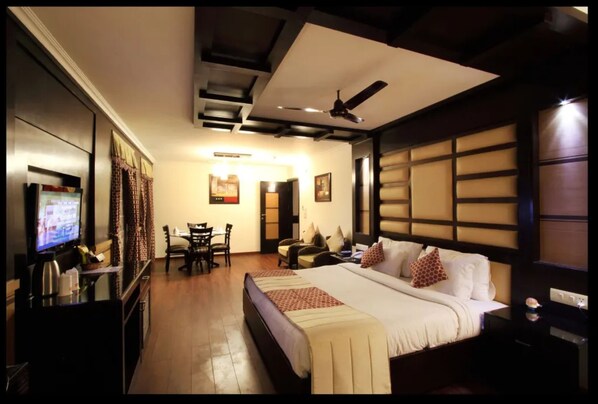 Exclusieve suite | Een minibar, een kluis op de kamer, een bureau