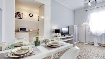 Apartment, 1 Bedroom | In-room dining