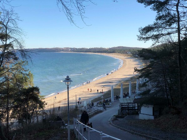 بالقرب من الشاطئ