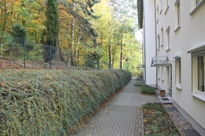 المنطقة المحيطة بالمنشأة