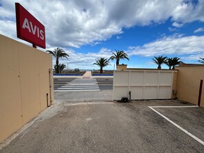 المنطقة المحيطة بالمنشأة