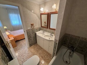 Bathtub, towels