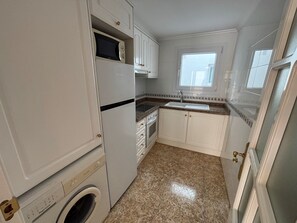 Een koelkast, een microgolfoven, een oven