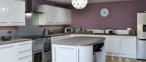 Mikrowelle, Geschirrspüler, Hochstuhl, Kochgeschirr/Geschirr/Besteck