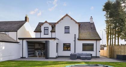 ANCRUM HOUSE self-catering accommodation in Gretna Green with hot tub