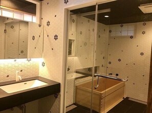 Tavanomainen talo (Japanese Style) | Kylpyhuone | Suihkun ja ammeen yhdistelmä, ilmaiset hygieniatuotteet, hiustenkuivaaja
