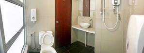 Ducha, artículos de tocador gratuitos, secador de pelo, toallas