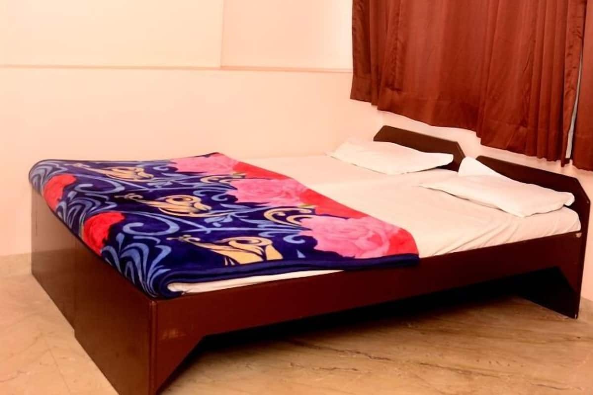 Standard Room, Non Smoking | Living room | TV