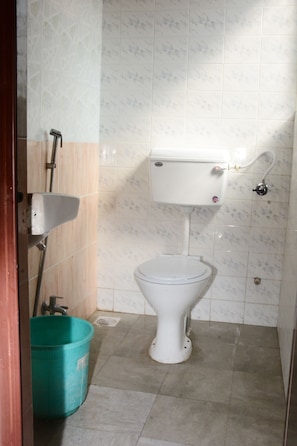 Habitación estándar, no fumadores | Baño | Ducha, artículos de higiene personal gratuitos, albornoces y toallas