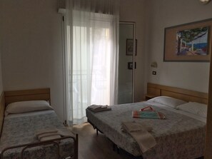 In-room safe, desk, free WiFi, bed sheets - Hotel Tre Grazie (Rimini)