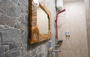 Shower, bidet, towels - Bintang Darmawan Villa BDV (Gili Trawangan)