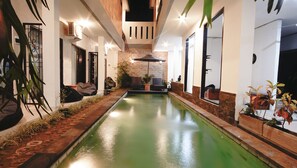 Una piscina techada, una piscina al aire libre