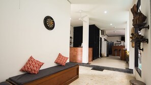 Una sala de estar con sofá, un dardo y una pared de acento de madera.