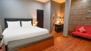 In-room safe, desk, free WiFi