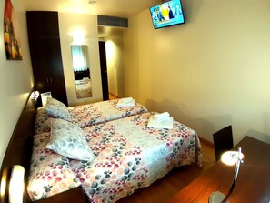 Twin Room | Desk, laptop workspace, soundproofing, free WiFi