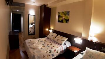 Driepersoonskamer (Adapted room) | Een bureau, een laptopwerkplek, geluiddichte muren, gratis wifi