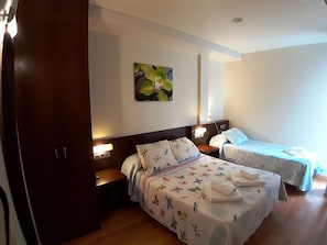 Triple Room (Adapted room) | Desk, laptop workspace, soundproofing, free WiFi - Hostal Nirvana (Ponferrada)