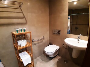 Triple Room (Adapted room) | Bilik Mandi | Pancuran mandi, pengering rambut, tuala disediakan, sabun 