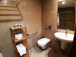 Habitación triple (Adapted room) | Baño | Ducha, secador de pelo, toallas y jabón