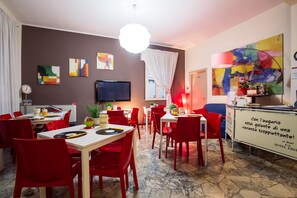 Sarapan Eropah setiap hari (EUR 5.00 seorang) 