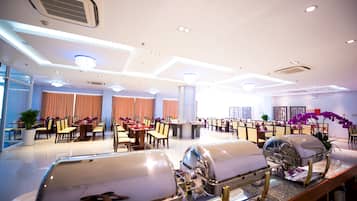 2 restaurantes; se sirven desayunos y cocina local e internacional