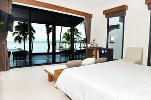 Junior Suite with Sea View | Allergitestet sengetøy, minibar, blendingsgardiner og wi-fi (inkludert)