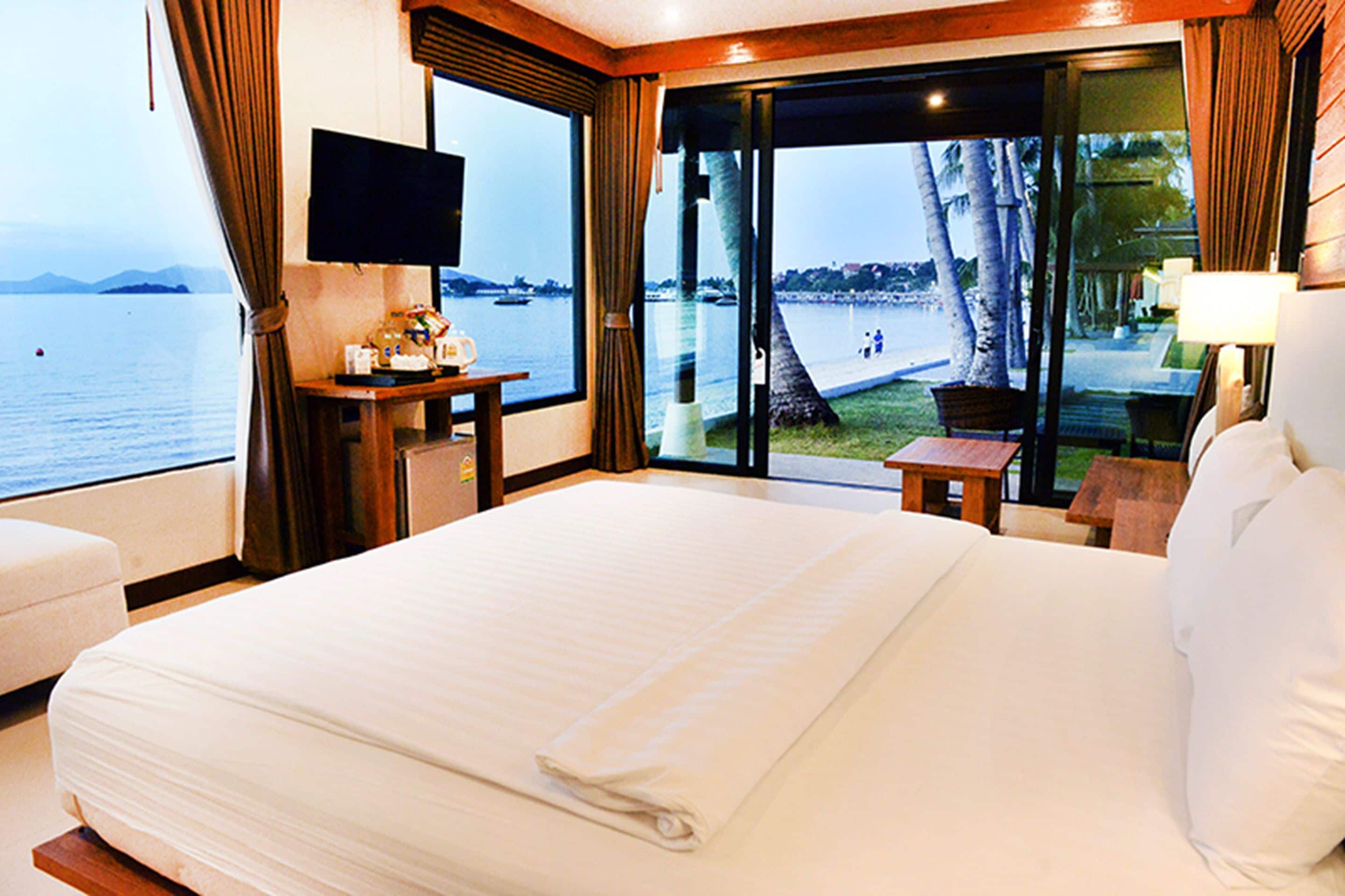 beach front  room with panoramic view | hypo-allergenic bedding, minibar, blackout curtains, free wifi